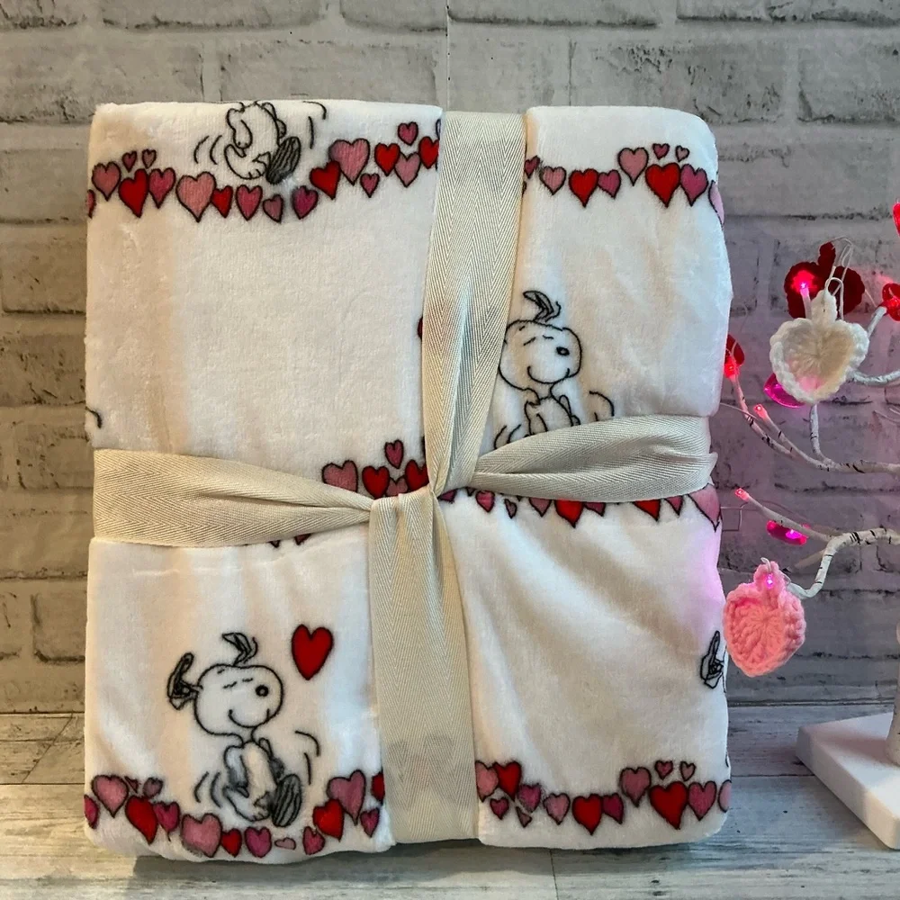 PEANUTS Twin Size 60” x 90” Hearts & Stripes Snoopy Blanket